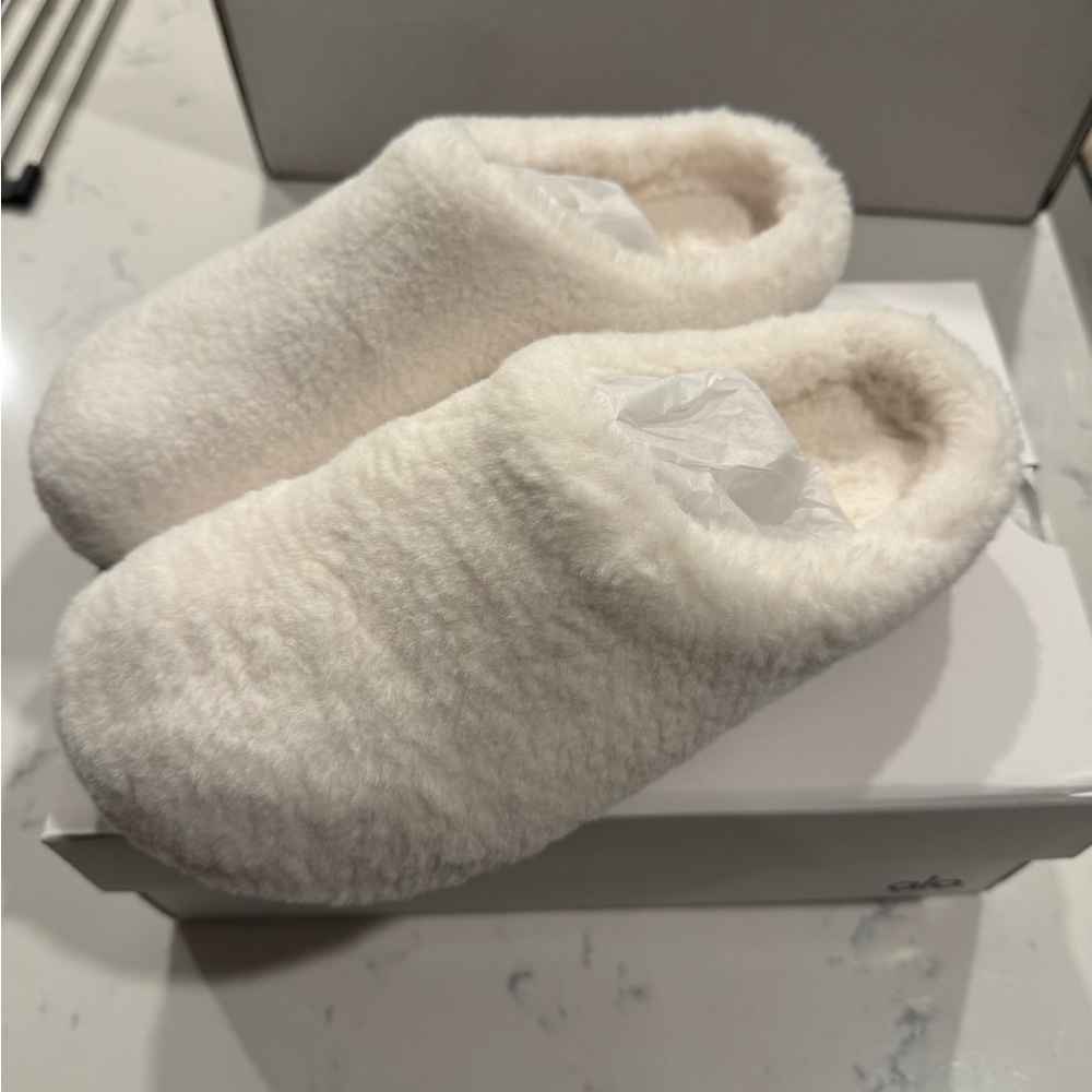 NEW Alo Sherpa Recovery Slippers